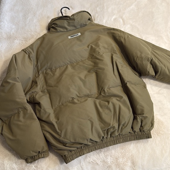 Essentials Fear of God Puffer Jacket - Picture 3 of 3